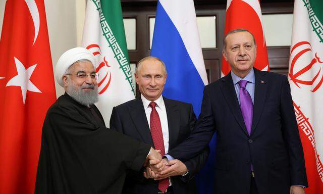 Dreier-Treffen in Sotschi: Gastgeber Putin (Mitte) mit den Präsidenten des Iran und der Türkei.
