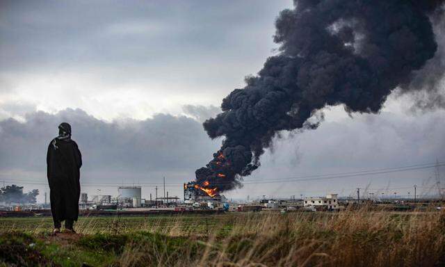Nach einem türkischen Luftangriff auf eine Erdöleinrichtung in Nordsyrien steigt Rauch auf.