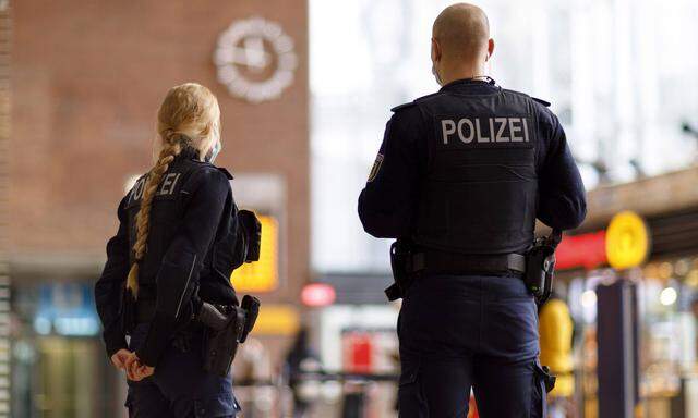 Nach dem Terroranschlag in Wien vom 2. November sind zwei Personen in Wien festgenommen worden, die im Zusammenhang mit dem Attentat stehen dürften.