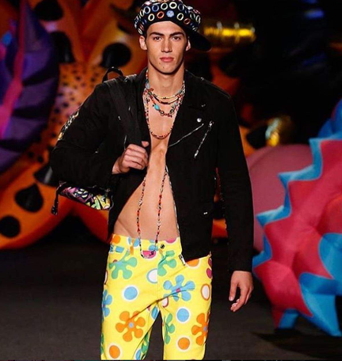 "Mehr ist mehr" lautet einmal mehr das Motto bei Moschino. Jeremy Scott, der "Meister des Kitsch" präsentierte in Los Angeles gewohnt üppige Entwürfe, diesmal im 60er-Jahre-Stil.