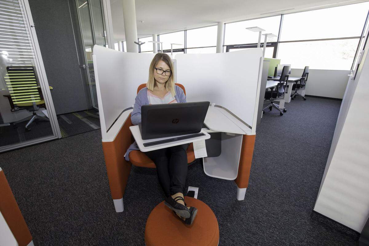 Die "Work-Lounge" bietet den Mitarbeitern einen Schutz vor visueller Ablenkung und ist ein Rückzugsort innerhalb des Großraumbüros.