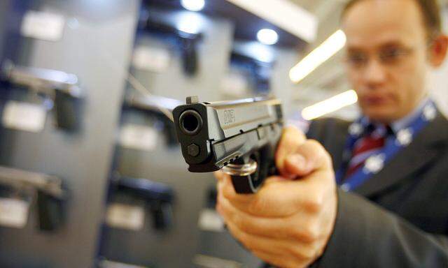Symbolbild: Ein Mann testet eine   Smith & Wesson Pistole, Modell M&P9, 9 Millimeter 