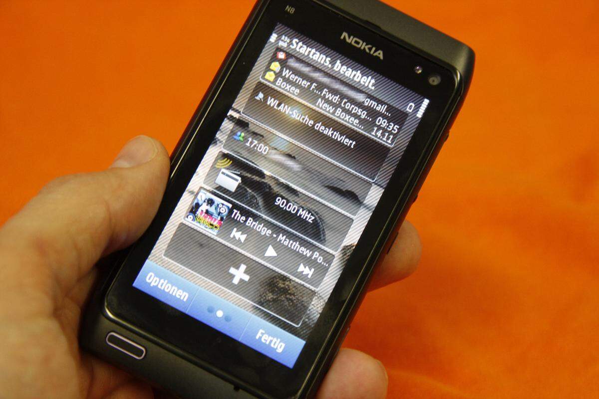 Die einzelnen Widgets lassen sich beliebig auf mehrere Bildschirme verteilt anordnen. Jeder dieser Home-Screens kann mit einem separaten Hintergrundbild unterlegt werden. Symbian^3 ist von Anbeginn deutlich flotter als bisherige Versionen. Allerdings sind die Einstellungen und die Menüstruktur nach wie vor wenig eingängig. Auch die Optik des Systems wirkt immer noch altbacken.