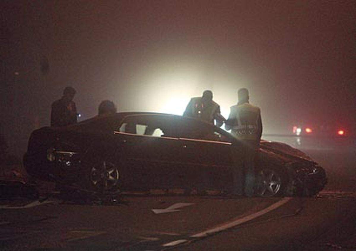 Die erste Meldung über den Crash kam vom Roten Kreuz, allerdings ohne Namensnennung. Darin hieß es: "Auf der Rosentaler Straße, Höhe Lambichl, kam es zu einem Verkehrsunfall. Aus bis jetzt noch ungeklärter Ursache überschlug sich ein Fahrzeug, dabei wurde der Fahrzeuglenker so schwer verletzt, dass er noch an der Unfallstelle verstarb." Eine Stunde später informierte die Polizeidirektion Klagenfurt, dass Haider bei einem Autounfall ums Leben gekommen sei.