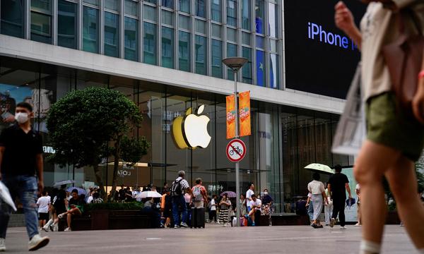 Eine Apple-Filiale in Shanghai. Die chinesische Regierung hat Apple die Chat-Anwendung WhatsApp aus dem App Store in China entfernen lassen. 