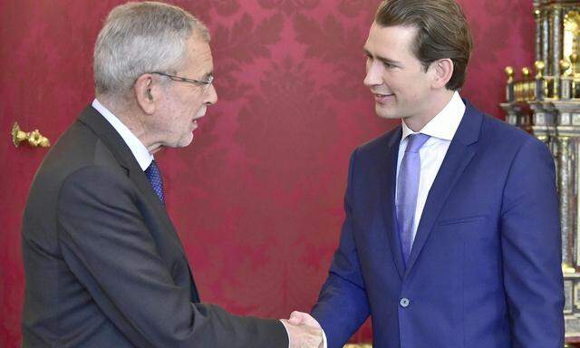 Sebastian Kurz ist bei Alexander Van der Bellen eingetroffen.