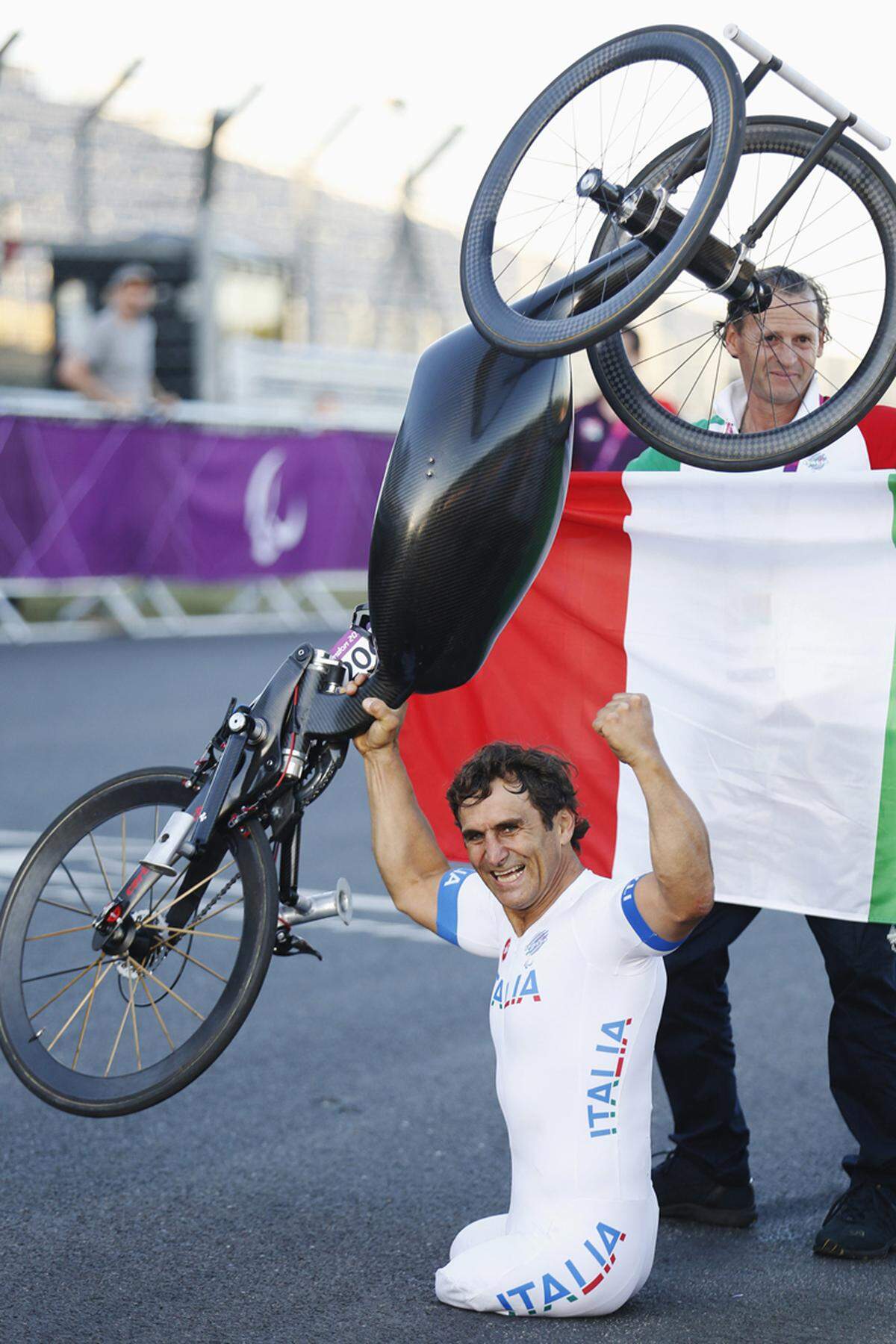 7. September, Brands Hatch, England. Der italienische Ex-Rennfahrer Alessandro Zanardi feiert bei den Paralympics den Sieg im Straßenrennen der Handbiker.
