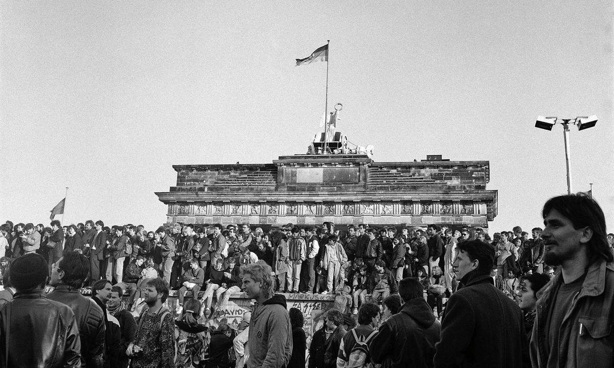 Die Mauer vor dem Brandenburger Tor, aufgenommen am 10. November 1989 von Peter Rigaud. Der Salzburger studierte damals am Lette Verein in Berlin Fotografie. Dreißig Jahre später ist er international erfolgreich und spricht im „Salongespräch" mit anderen Wahlberlinern aus Österreich über seine Stadt.