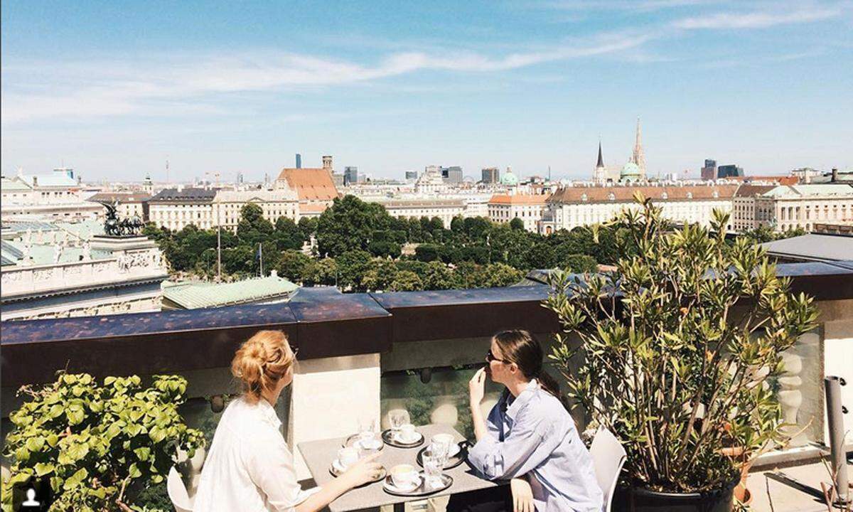 Justizcafé am Schmerlingplatz 11 in 1010 Wien. Nicht nur für Juristen, dafür für Frühtrinker. Die Bar schließt bereits um 16.30 Uhr. Diesen Ausblick findet man im sechsten Stock des Hauses.