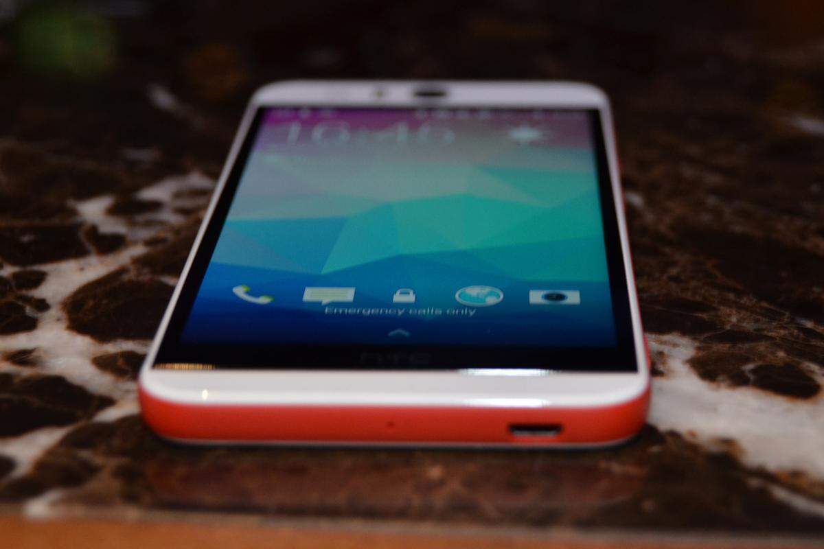 Die Desire-Smartphones bilden HTCs Mittelklasse-Sparte. Dennoch, bei der technischen Ausstattung braucht das Desire Eye den Vergleich mit der Konkurrenz nicht zu scheuen. Statt eines Aluminium-Gehäuses wie es beim HTC One M8 zum Einsatz kommt, setzt der Hersteller bei seinem Selfie-Smartphone auf zwei verschiedene Arten von Kunststoff, darunter Polycarbonat. Das hat den Vorteil, dass das 5,2 Zoll große Smartphone zwar größer, aber auch leichter ist als das Top-Modell von HTC. Bei den Farben stehen Rot und Blau zur Auswahl, wobei Rot eher als Orange zu bezeichnen ist.
