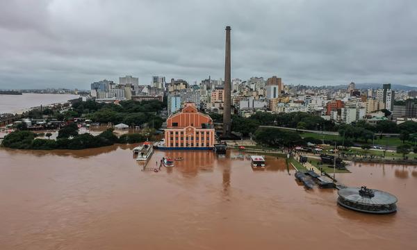 Bei den schweren Überschwemmungen im Süden Brasiliens ist die Zahl der Todesopfer auf mindestens 90 gestiegen. 