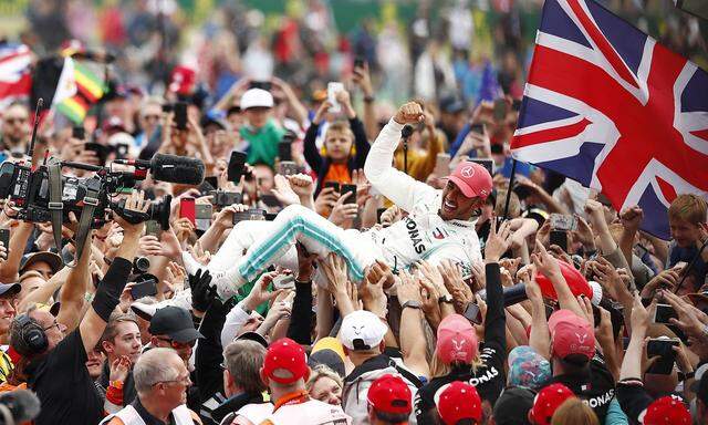 Fans tragen Lewis Hamilton