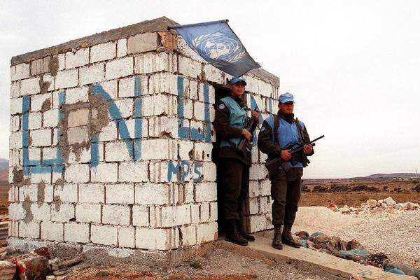 An der Grenze hatte seit dem Beginn der UNDOF-Mission 1974 weitgehend Ruhe geherrscht. Seit dem Ausbruch des Konflikts in Syrien vor mehr als zwei Jahren kam es immer öfter zu Kämpfen zwischen dem syrischem Militär und den Aufständischen in der Grenzregion. Ende November vergangenen Jahres wurde ein österreichischer Konvoi von 88 Soldaten auf dem Weg zum Flughafen in Damaskus beschossen worden, vier Soldaten wurden dabei verletzt.