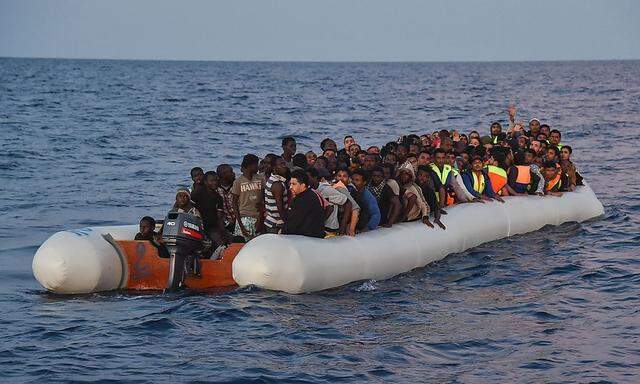 Flüchtlinge auf einem Schlauchboot.