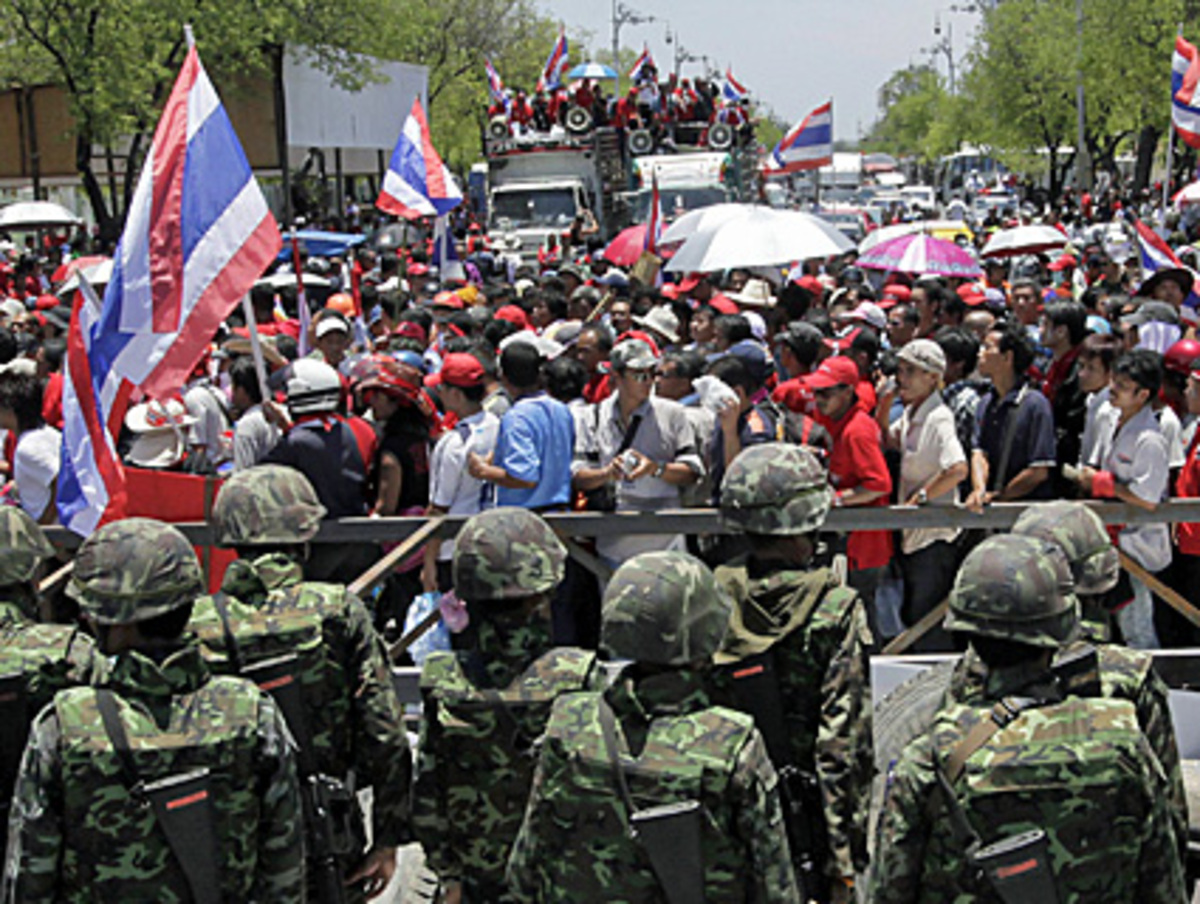 "Die Wahl zwischen einem populistischen Plutokraten einerseits und der aktuellen, noch von Militär und König gestützten, Regierung andererseits ist die bitterste Karikatur dessen, was an Demokratie möglich ist in einem inzwischen entwickelten Land wie Thailand. Das Chaos von Bangkok bedeutet das Ende des sogenannten "asiatischen Modells" einer paternalistisch-autoritären Regierung, das viele Anhänger zählt von Singapur bis Peking. Die vermeintliche Stabilität dieses Regierungsmodells - in all seinen Varianten von rechts bis ganz links - ist durch den Sturm in der Wirtschafts- und Finanzwelt auf eine harte Probe gestellt, und das nicht nur Thailand."