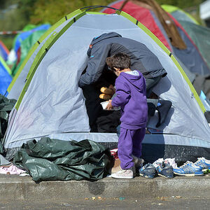 Flüchtlinge campieren an der Grenze zu Deutschland