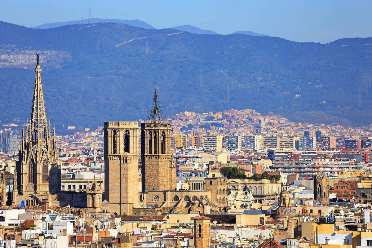 Die Schönheit Barcelonas kommt bei strahlendem Sonnenschein besonders zur Geltung, denn dann leuchten die von Antoni Gaudi entworfenen Bauten umso mehr. So etwa der Güell-Park. Auch die Shoppingmeile Las Ramblas und einen Abstecher in Tapas-Bars sollte man nicht vergessen.
