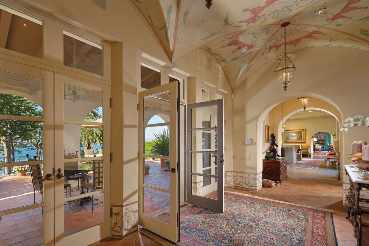 Nixon kaufte das Anwesen im Jahr 1968 und nutzte es hauptsächlich als Ferienhaus. Nach der Watergate-Affäre schrieb er dort seine Memoiren. 1980 verkaufte er das Haus an den Pharmaunternehmer Gavin S. Herbert, der es nun über das Luxusimmobilienunternehmen Hilton & Hyland verkauft.