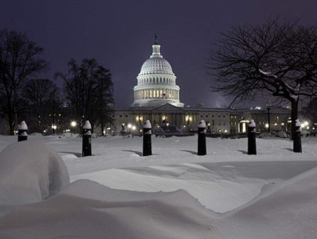Im Osten der USA leiden die Menschen weiter unter meterhohen Schneewehen, glatten Straßen und eisigen Temperaturen - häufig müssen sie ohne Strom ausharren.
