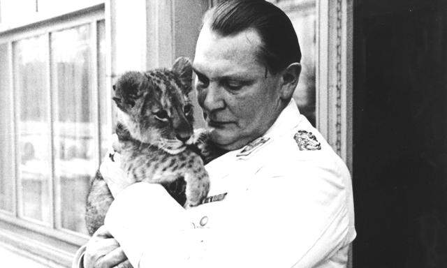 Raubkatzen waren im NS-Regime geschätzt. Sieben Löwenbabys zog Hermann Göring nacheinander mit der Flasche auf – erst wenn sie zu groß und gefährlich wurden, trennte er sich von ihnen.