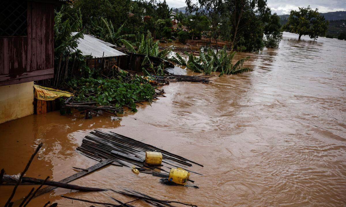 "Batsirai" hatte laut Wetterdienst am Samstagabend die Insel im Norden der Mananjary-Region mit einer durchschnittlichen Windgeschwindigkeit von 165 Stundenkilometern erreicht und sich dann bis Sonntagfrüh auf etwa die Hälfte abgeschwächt.