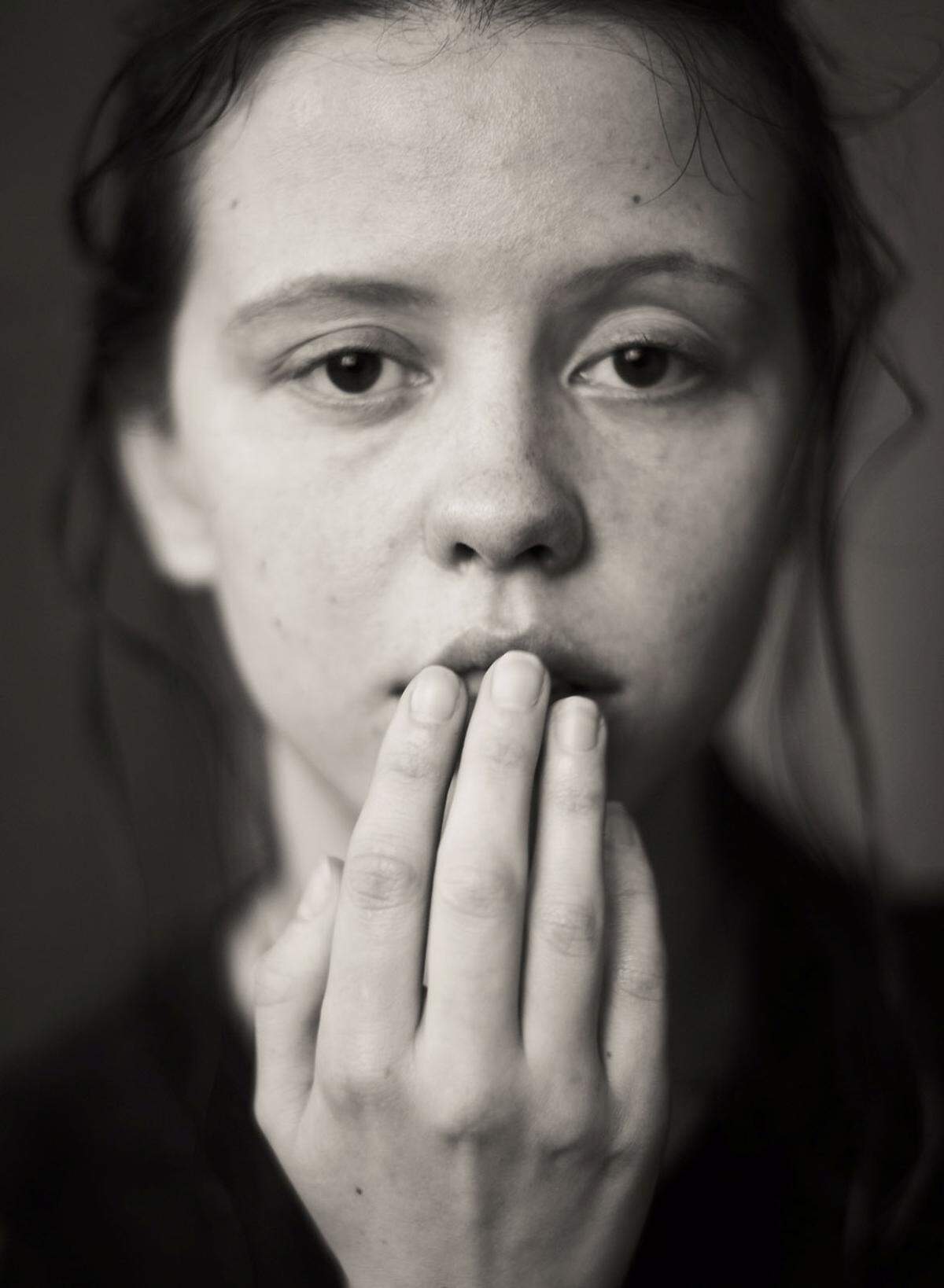 Über eine Woche im Mai in Paris und Verona wurde für den Kalender geshootet. "Eine Julia steckt in jeder Frau. Und ich werde nie aufhören sie zu suchen", erklärt der Fotograf zu seinem Projekt. Im Bild: Mia Goth.