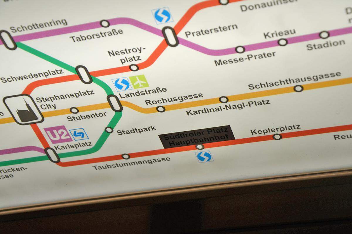 In den U-Bahn-Plänen ist der Hauptbahnhof schon Realität. Die Station "Südtiroler Platz" ist mit einem Sticker überklebt worden: "Südtiroler Platz - Hauptbahnhof" ist darauf zu lesen... wenn man gute Augen hat.