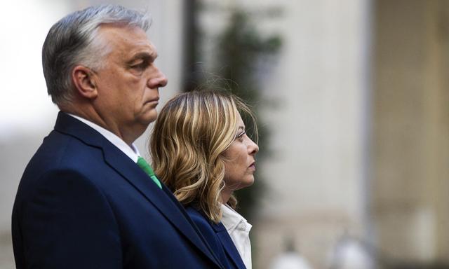 Finden im EU-Parlament nicht zueinander: Ungarns Premier Viktor Orbán und seine italienische Amtskollegin Giorgia Meloni