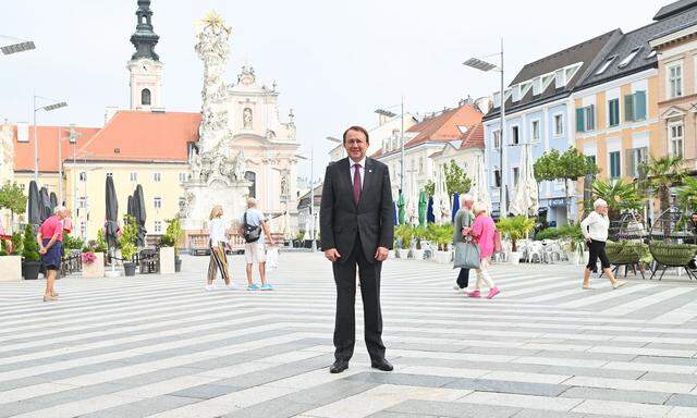 St. Pöltens Bürgermeister Matthias Stadler (SPÖ) auf dem Rathausplatz: Der studierte Historiker ist nach wie vor auch als Stadtführer unterwegs.