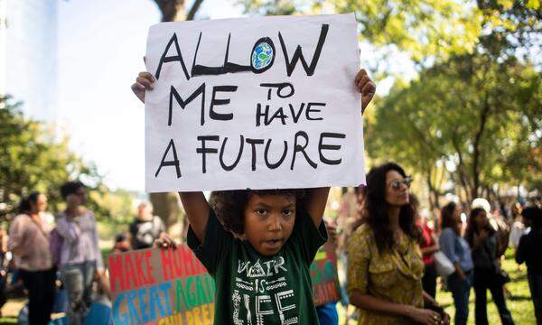 Eine der größten Kundgebungen fand in New York statt. 1,1 Millionen Schüler von 1800 New Yorker Schulen erhielten die Erlaubnis, für die Teilnahme an der Demonstration am Freitag dem Unterricht fernzubleiben.