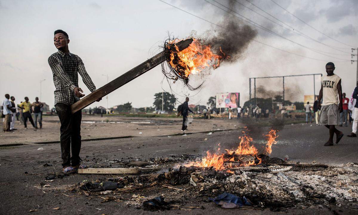 "Ein Teufelskreis von Gewalt, Krankheit und Unterernährung", schreibt Care. Denn seit über 20 Jahren kennt die Hälfte der Bevölkerung in der Demokratischen Republik Kongo nur Krieg und Konflikt. Die landwirtschaftliche Produktion geht zurück, 12,8 Millionen Menschen sind von Hunger bedroht. Cholera und Ebola sind eine ständige Bedrohung. Vor allem im Osten und im Zentrum des Kongos gibt es viele Flüchtende. Verletzungen der Menschenrechte und sexualisierte Gewalt sind keine Seltenheit. Die Kriminalitätsrate steigt, denn dem Staat fehlen die Mittel für eine konsequente Strafverfolgung. Und trotz all dieser Probleme suchen im Kongo 530.000 Vertriebene aus Nachbarländern Schutz. Die Zahl der Menschen, die auf Hilfe angewiesen sind, hat sich im schon von 2016 auf 2017 Jahr auf acht Millionen verdoppelt.