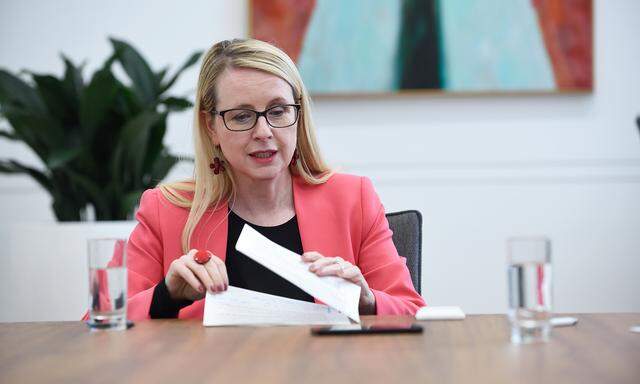 Wirtschaftsministerin Margarete Schramböck präsentierte das Standortentwicklungsgesetz im Jahr 2018.