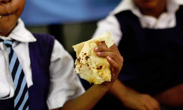 Im armen ostindischen Bundesstaat Bihar sind mindestens 22 Kinder an den Folgen einer kostenlos verteilten Schulmahlzeit aus Reis, Gemüse und Linsen gestorben.