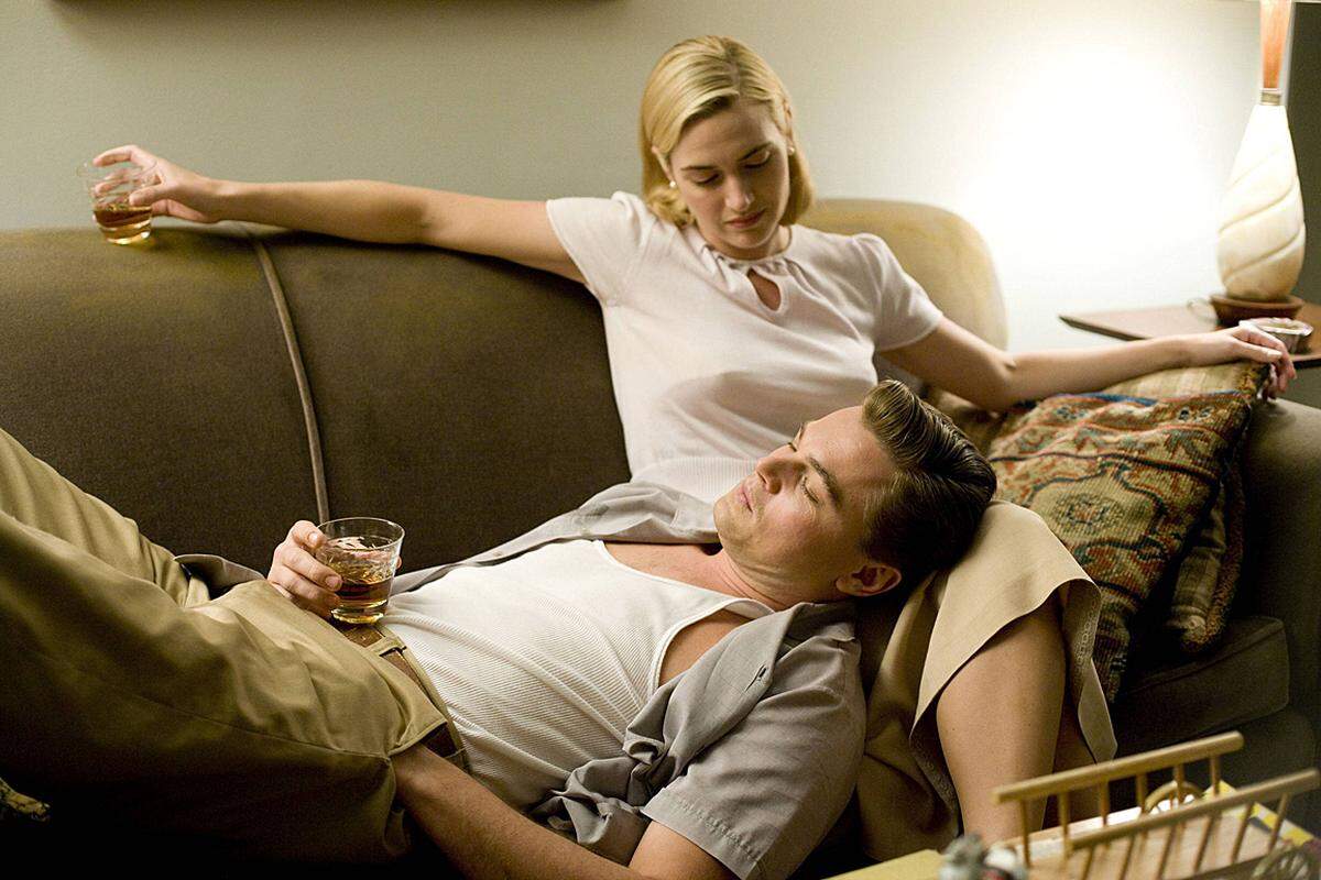 Die lang ersehnte Wiedervereinigung von DiCaprio und Winslet fiel unromantisch aus: In Sam Mendes' Film "Revolutionary Road", so der Originaltitel, spielen die beiden ein Ehepaar in den Fünfziger Jahren, das sich gegenseitig ins Unglück stürzt. Keiner der beiden Hauptdarsteller wurden für den Oscar nominiert, Winslet bekam aber immerhin einen Golden Globe für ihre Darstellung.