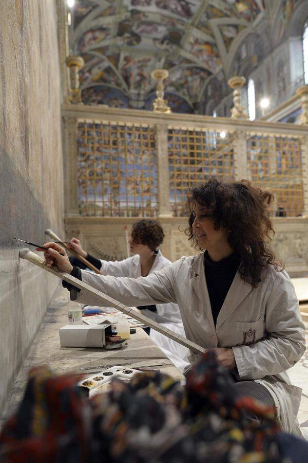 Vor Beginn des Konklaves durchsuchen Sicherheitskräfte des Vatikans die Kapelle und die Gästezimmer, in denen die Kardinäle wohnen, auf versteckte Mikrofone.Im Bild: Restauratorinnen bereiten die Sixtinsche Kapelle auf die Papstwahl vor.