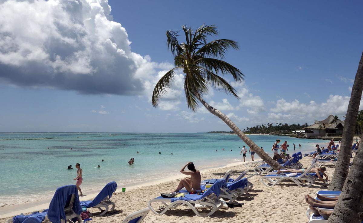 30 Grad und sechs Stunden Sonnenschein sind in der Dominikanischen Republik von Dezember bis April beinahe garantiert. Karibische Strände und Korallenriffe, dazu Mangrovenwälder - was will man mehr?