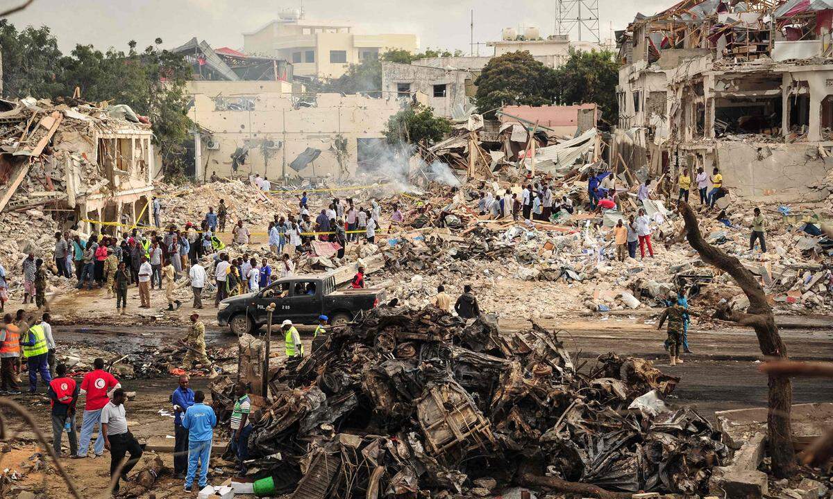 "Die Zerstörung sieht aus wie nach einem Erdbeben", beschreibt der Augenzeuge Ahmed Hassan die Anschlagsstelle. Gebäude sind teilweise eingestürzt, Opfer unter Trümmerbergen begraben. "Ich habe noch nie so einen schlimmen Anschlag gesehen", sagte Hassan.