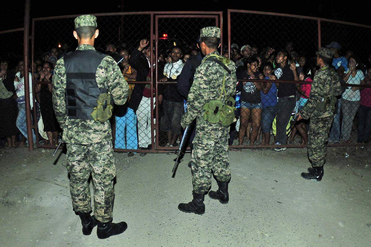 Vor der Anstalt warteten Hunderte Angehörige von Insassen.