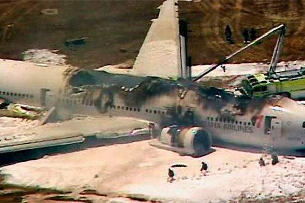 Aufnahmen aus der Luft zeigten, dass nahezu das gesamte Dach und der Passagierbereich des Flugzeugs von den Flammen zerstört waren. Das Feuer konnte gelöscht werden.
