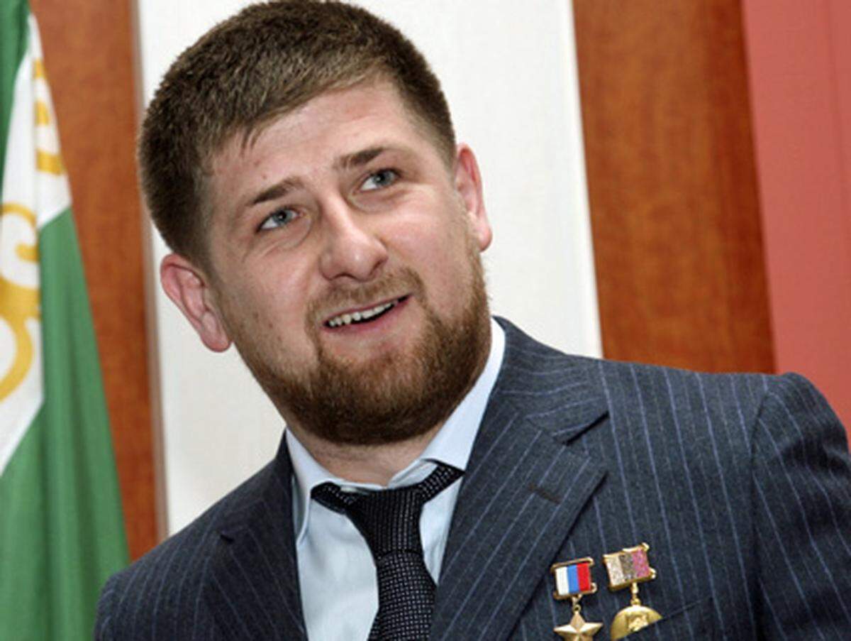 Der Vater von Israilov erhebt in einer "öffentlichen Erklärung" schwere Anschuldigungen und berichtet über Drohungen von russischer Seite gegen seinen Sohn. Der Grund: Dieser habe mit Anzeigen und Klagen versucht, gegen seine Gefangenschaft sowie Folter und Verbrechen im Regime von Tschetscheniens Präsidenten Ramzan Kadyrow (Bild) vorzugehen. Das Innenministerium bestätigt unterdessen, dass im Juni 2008 bei der Einvernahme eines russischen Staatsbürgers eine "Todesliste" mit 300 Namen erwähnt worden sei. Über die tatsächliche Existenz gebe es keinen Aufschluss. 