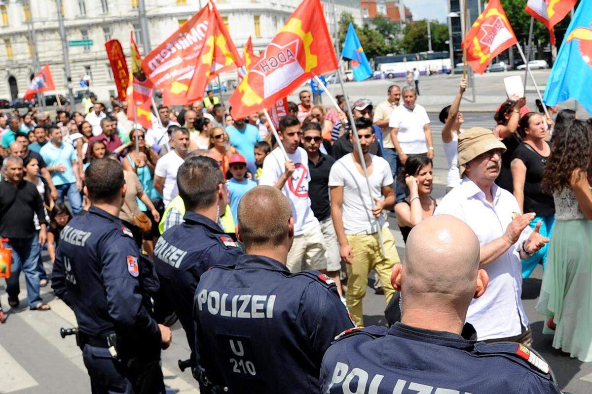 Rund 600 Personen nahmen indes an einer Gegenkundgebung in der Wiener Innenstadt teil. "Erdogan darf nicht alle Kritiker mundtot machen“, kritisierte die 35-jährige Hülya.
