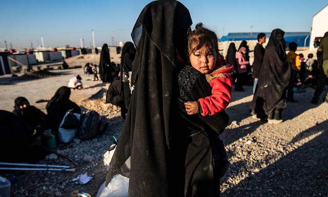 Im Lager al-Hol in Nordsyrien werden Angehörige von IS-Kämpfern festgehalten. Hier leben Zehntausende Frauen und Kinder.
