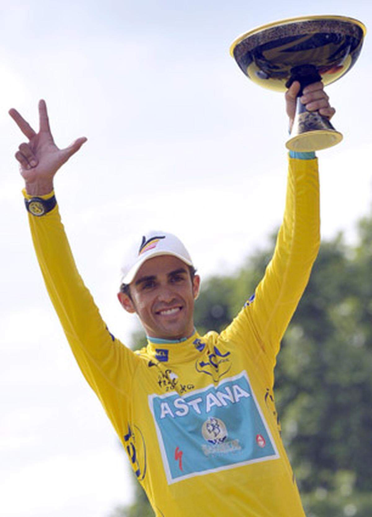 Der zweifache Tour-de-France-Sieger Alberto Contador steht unter Dopingverdacht. Eine Probe von der Tour 2010, die der Spanier gewann, zeigt "sehr kleine" Spuren der verbotenen Substanz Clenbuterol. Sowohl die A- als auch die B-Probe waren positiv. Der Radprofi wird deswegen "formal und provisorisch suspendiert". Contador spricht von einer Lebensmittelverunreinigung.