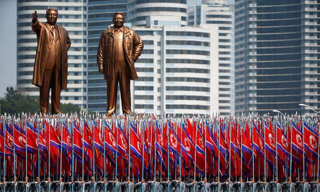 Aufmarsch in Nordkorea. Parade vor den gewaltigen Statuen von Staatsgründer Kim Il-sung und seines Nachfolgers Kim Jong-il.