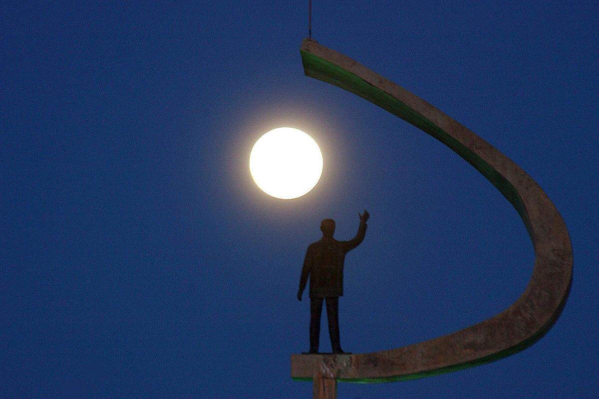 Niemeyer gestaltete in Brasilia auch ein Denkmal für Juscelino Kubitschek: Er war von 1956 bis 1961 Präsident Brasiliens und gilt als Gründer Brasilias.