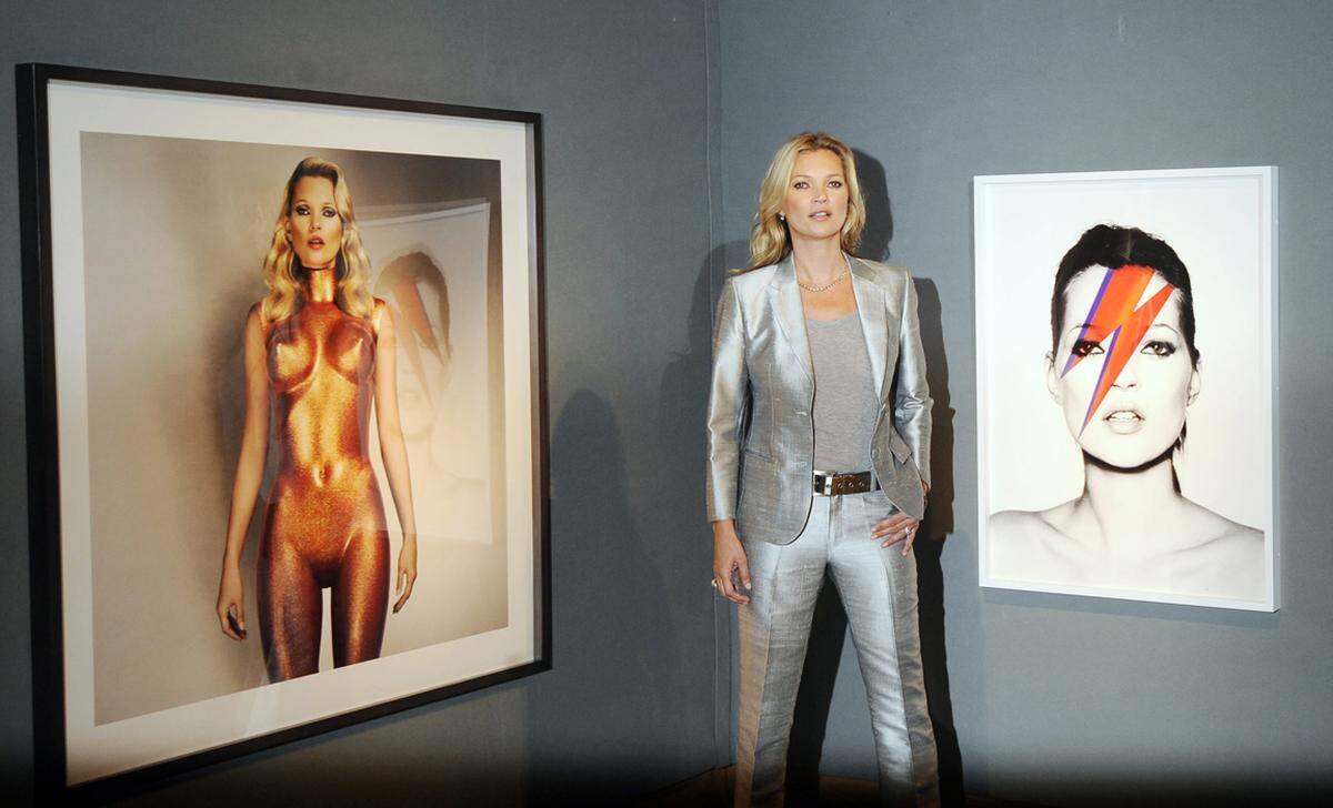 Kate Moss in der Mitte der Werke "Body Armour" von Allen Jones (links) und "Aladdin Sane" von Nick Knight aus dem Jahr 2003 (rechts).