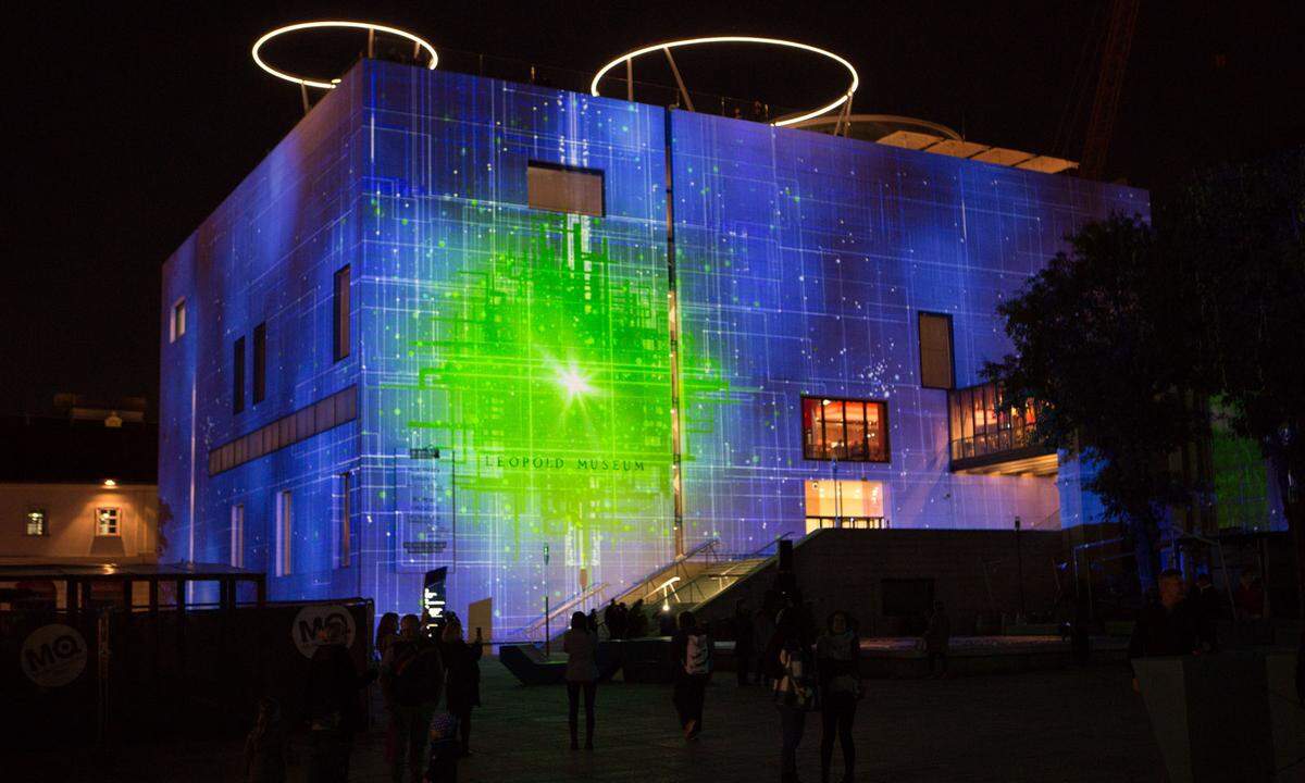 Bei der Lichtinstallation wird ein Laserimpuls von Gebäude zu Gebäude weitergegeben. So entwickelt sich ein Gesamtbild, das ständig aufeinander reagiert und Bezug nimmt.