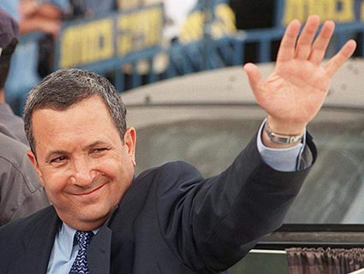 Mai: Likud-Wahlniederlage und Regierungswechsel in Israel, der neue Premier Ehud Barak und die Arbeitspartei versprechen Wiederbelebung des Friedensprozesses.  - 4. September 1999: In Sharm el-Sheikh wird ein Abkommen ("Wye II") unterzeichnet, nach dem bis September 2000 die Endstatus-Verhandlungen abgeschlossen sein müssten.