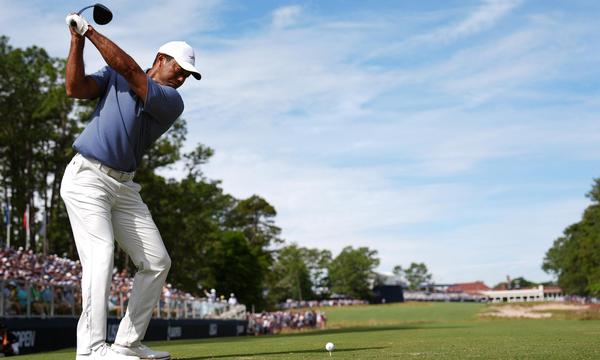 Tiger Woods spielt sich in Pinehurst für die 124. US Open ein – und sitzt mit den Saudis am Verhandlungstisch.