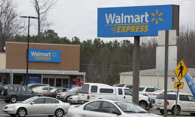 Wal-Mart to Close Hundreds of Stores